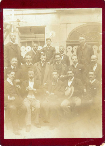 [Photographie des membres du SECI dans la cour du Passage des Deux Sœurs, à Paris. Au premier rang, quatrième en partant de la gauche : Jules Zirnheld]