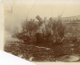 [Portrait d'un soldat français du 14e ou 74e régiment, devant une charrette tirée par deux chevaux]