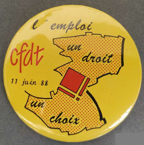 [Badge jaune "L'emploi un droit un choix. CFDT. 11 juin 1988"]
