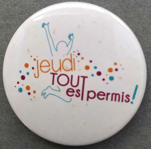 [Badge rond blanc "Jeudi tout est permis !"]