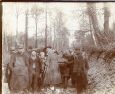 [Soldats devant une voiture, en forêt. À gauche, avec la pipe : probablement un sous-lieutenant d'infanterie]