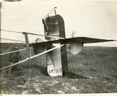 [Photographies du lieu du crash, avec les restes de l'appareil. Présence d'une patrouille allemande]