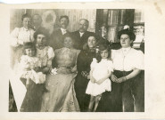 [Portrait d'une famille en intérieur]