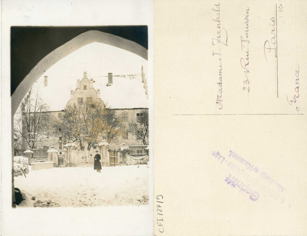 Vue de la cour intérieure du château sous la neige. Au centre, un officier]