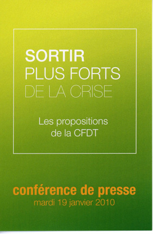 [Autocollant vert "Sortir plus forts de la crise. Les propositions de la CFDT. Conférence de presse. Mardi 19 janvier 2010"]