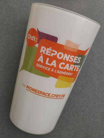 [Gobelet blanc gradué : [Face] Réponses à la carte... [Dos] 09 69 31 19 39...]