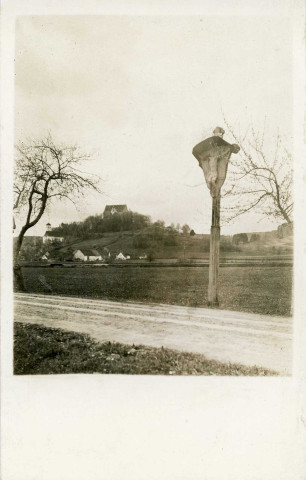 [Vue du château de Neubourg an der Kammel depuis la route. Au premier plan, un calvaire]