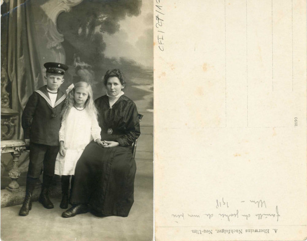 [Portrait d'une mère allemande et de ses deux enfants. A gauche, le garçon porte une tenue de marin et une casquette du croiseur SMS Hindenburg]