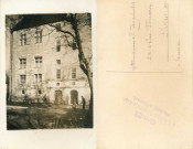 [Vue de la cour intérieure du château sous la neige. Au centre, un officier]