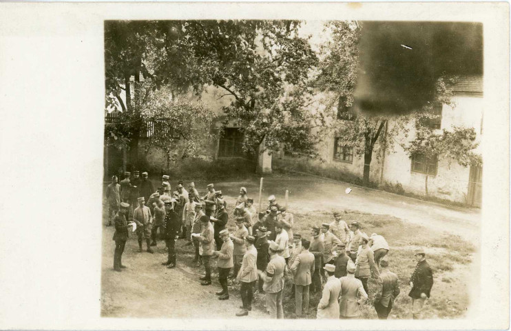 [Vue en hauteur du rassemblement des officiers prisonniers pour l'appel dans la cour du château]