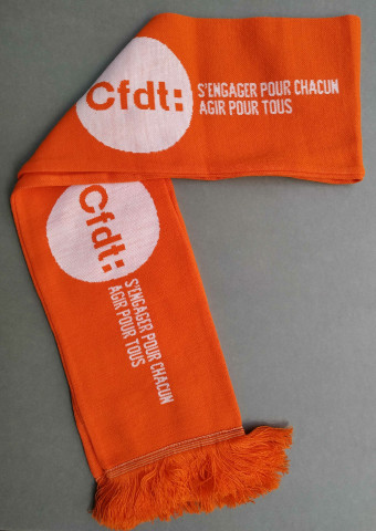 [Écharpe orange à franges : 4 logos blancs sur les deux faces]