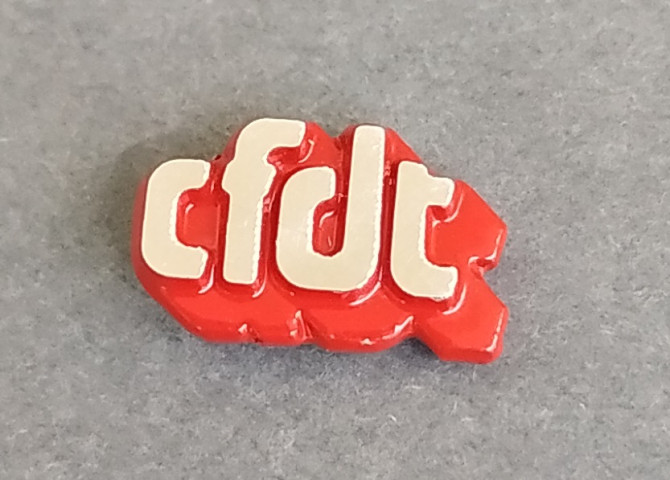[Pin's logo CFDT forme découpée argent et rouge]