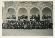 [Photographie de groupe de militants chrétiens à Millau. Au premier rang, au centre : Jules Zirnheld, à sa droite : Maurice Guérin. A la rambarde, peut-être des militants des Jeunesses ouvrières chrétiennes]