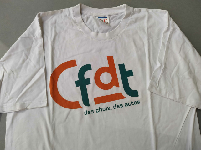 [Tee-shirt blanc logo CFDT orange et vert sur les deux faces]