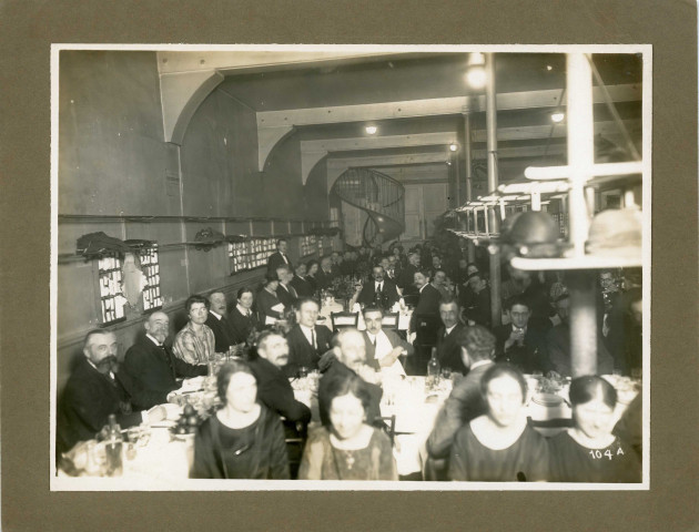 [Vue de la salle du restaurant coopératif SECI puis CFTC, rue Cadet, à Paris, lors d'un déjeuner]