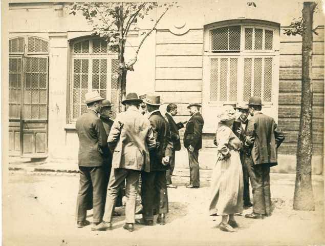 [Vue depuis la cour du local du SECI, rue des Petits-Carreaux à Paris, et groupes de militants discutant]