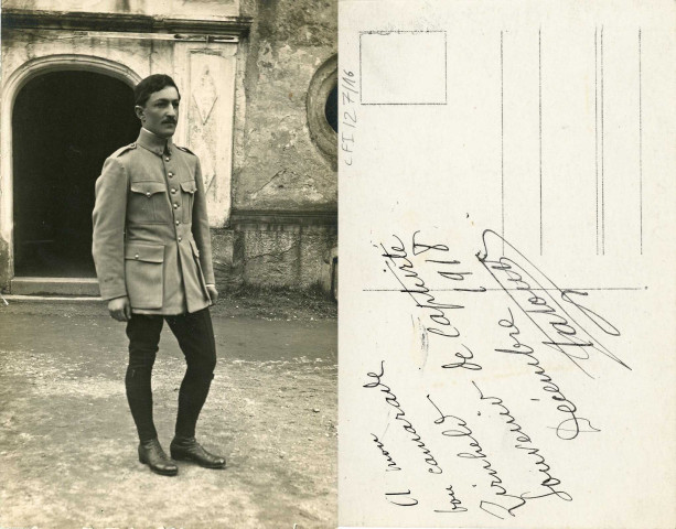 [Photographie d'un officier prisonnier dans la cour du château]