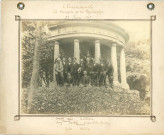 [portrait de groupe de Jules Zirnheld et de syndicalistes chrétiens dans le parc Jean-Jacques Rousseau, à Ermenonville]