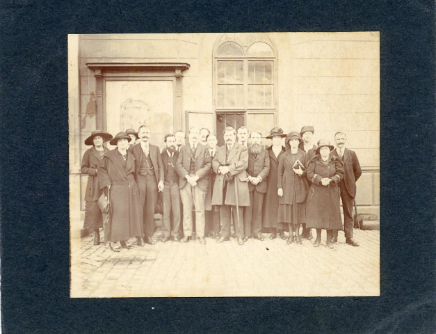 [Photographie de groupe des membres du SECI ou de la CFTC dans la cour du Passage des Deux Sœurs, à Paris. Au centre : Jules Zirnheld. À sa droite : Gaston Tessier. À sa gauche : Maurice Guérin]