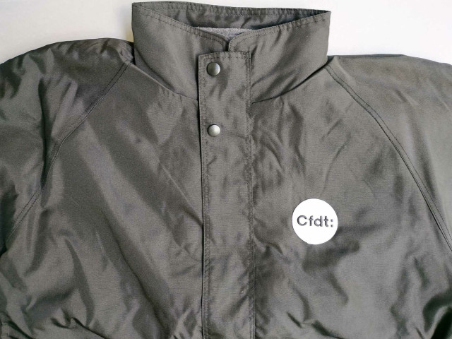 [Parka "3 en 1" noire logo CFDT blanc brodé côté cœur : capuche et manches amovibles]