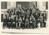 [Photographies de militants CFTC avec Jules Zirnheld devant un immeuble]