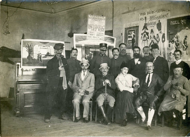 [Troupe de théâtre du camp de prisonniers, en costume de scène, pour la représentation de la pièce « Un garçon de chez Véry »]