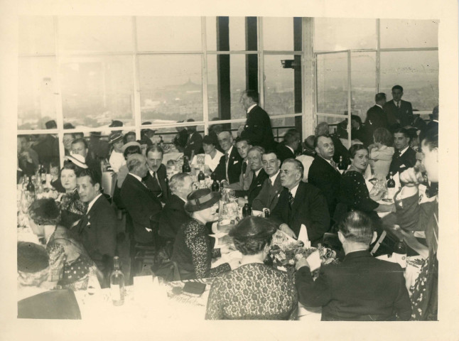 [Repas dans un restaurant panoramique. Assis : Jules Zirnheld]