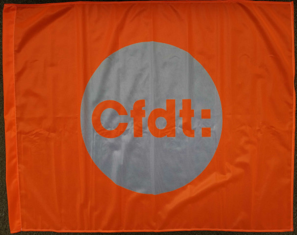 [Drapeau orange fluo petit format]