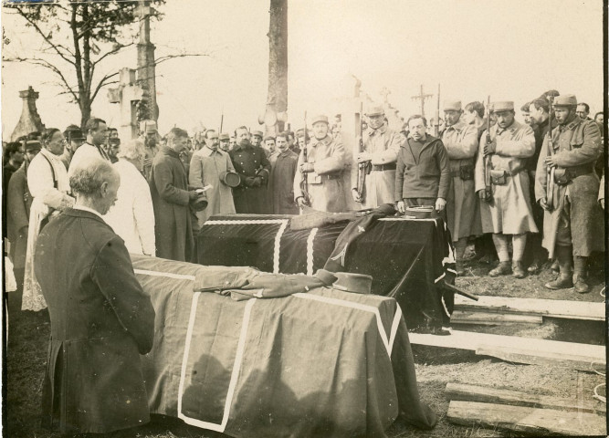 [Enterrement de deux soldats français, dont un sergent-chef d'infanterie. Cérémonie au cimetière, devant les cercueils, avant la mise en terre]