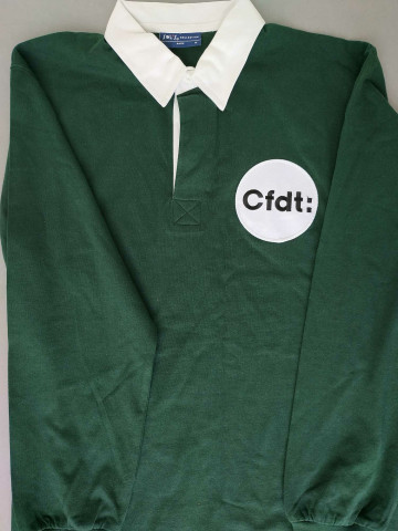 [Polo de rugby vert à manches longues logo CFDT blanc brodé côté cœur]