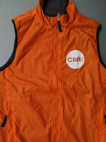 [Gilet réversible sans manche orange et gris : logo blanc face côté cœur et dos]