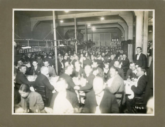 [Vue de la salle du restaurant coopératif SECI puis CFTC, rue Cadet, à Paris, lors d'un déjeuner]