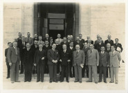 [Conseil de la CISC, devant le Palais des Nations à Genève. À droite de Jules Zirnheld, P.J.S Serrarens, secrétaire général de la CISC]