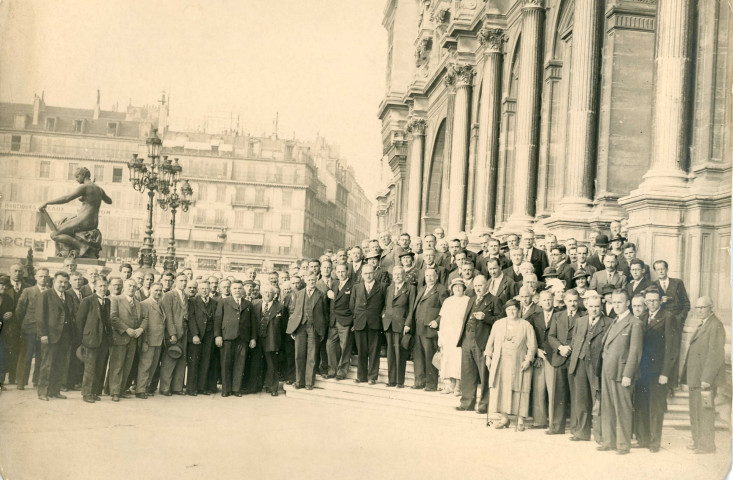 [Photographie de groupe des responsables CFTC sur le parvis de l'opéra Garnier, à Paris. Sur le perron : Jules Zirnheld et Gaston Tessier]