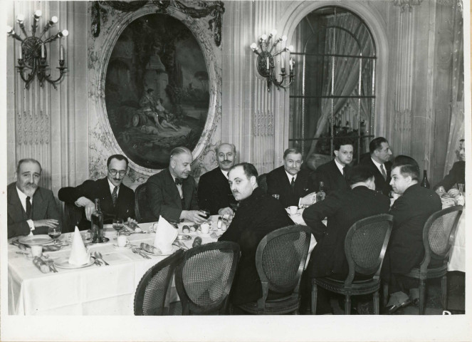 [Dîner de gala. À l'arrière-plan, cinquième en partant de la gauche : Jules Zirnheld]