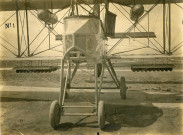 [Photographies de face de l'avion et de parties de l'aile et des leviers de déclenchement]
