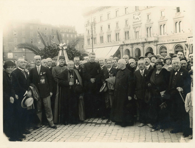 [Délégation française, dont Jules Zirnheld, et dignitaires religieux, dont un cardinal, place Venezzia à Rome]