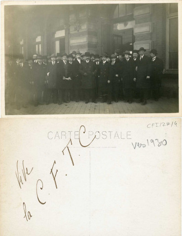 [Photographie de militants CFTC devant l'entrée d'une gare]