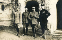 [Photographie de quatre officiers prisonniers dans la cour du château. Deuxième à gauche : Jules Zirnheld. À l'extrémité droite : l'abbé Léopold Mirabail]