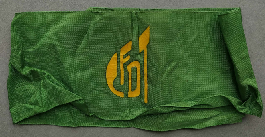 [Brassard vert à lacer logo CFDT jaune]