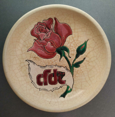[Cendrier beige logo CFDT rose : rose en fleur]