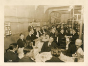 Vue de la salle du restaurant coopératif SECI puis CFTC. Assis, deuxième à gauche : Gaston Tessier. À sa gauche, Jules Mennelet, secrétaire général adjoint de la CFTC. Au fonds, assis, Jules Zirnheld]