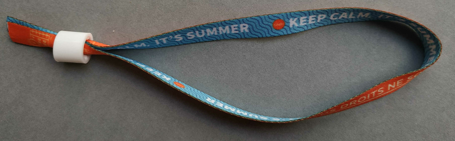 [Bracelet bleu et orange : [Extérieur] Vos droits ne sont pas en vacances [Intérieur] [anglais] Keep calm, it's summer]