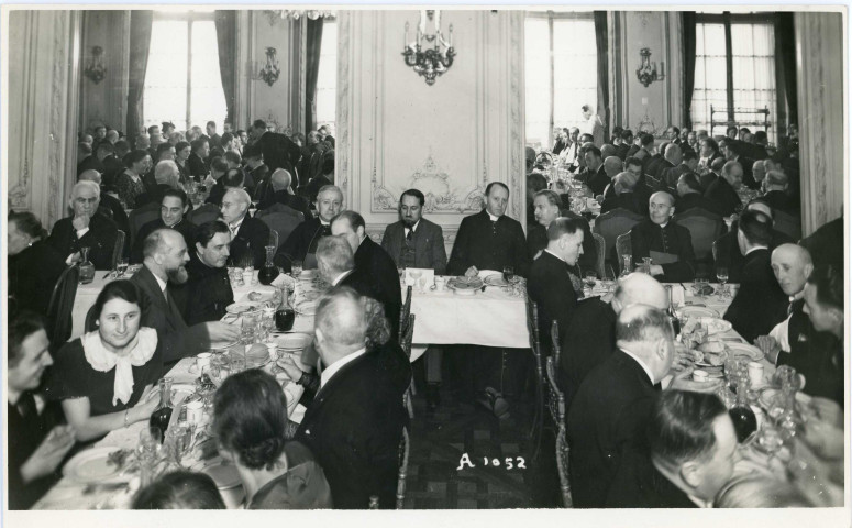 [Dîner de responsables CFTC en compagnie de responsables cléricaux. Au centre : Albert Huleux et Jules Zirnheld]