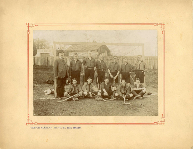 [Équipe de jeunes hockeyeurs sur gazon. Au premier rang, au centre, Jules Zirnheld ?]