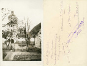 [Vue en hauteur de la cour du château et de la tour de l'horloge]