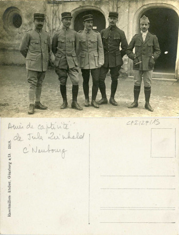 [Photographie de cinq officiers prisonniers dans la cour du château]