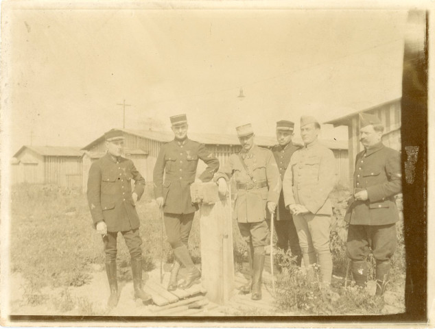 [Photographie de six officiers devant les baraquements. À l'extrémité droite : Jules Zirnheld]